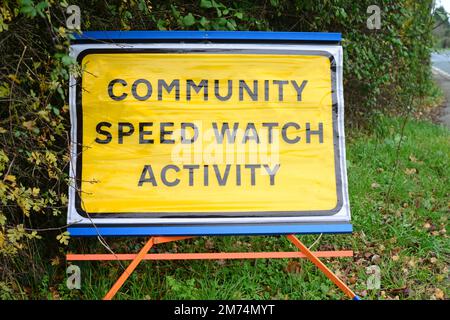 Warnschild für Geschwindigkeitsbeobachtung in der Gegend, Sutton auf derwent Yorkshire UK Stockfoto