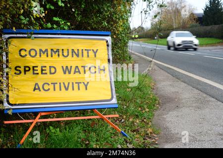 Warnschild für Geschwindigkeitsbeobachtung in der Gegend, Sutton auf derwent Yorkshire UK Stockfoto