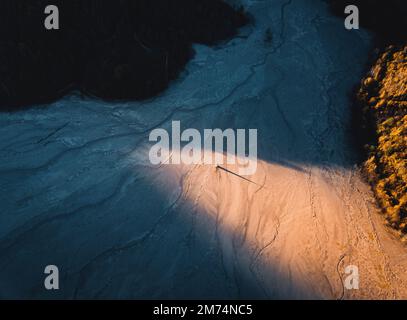 Abstrakter Blick aus der Vogelperspektive auf den versinkten Kirchturm in Geamana, Rumänien Stockfoto