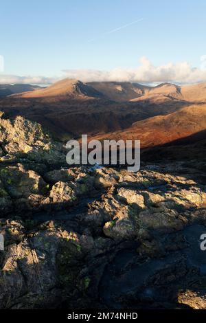 Das Scafell Pike-Massiv vom Gipfel von Harter Fell aus gesehen, Stockfoto