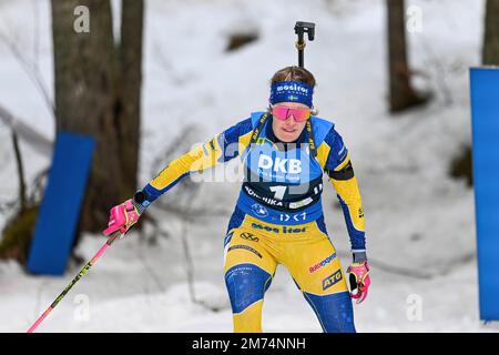 Elvira Oeberg aus Schweden wurde während des 10 km langen Frauenrennen bei der BMW IBU Biathlon Weltmeisterschaft in Pokljuka in Aktion gesehen. Stockfoto