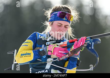 Elvira Oeberg aus Schweden wurde während des 10 km langen Frauenrennen bei der BMW IBU Biathlon Weltmeisterschaft in Pokljuka in Aktion gesehen. Stockfoto