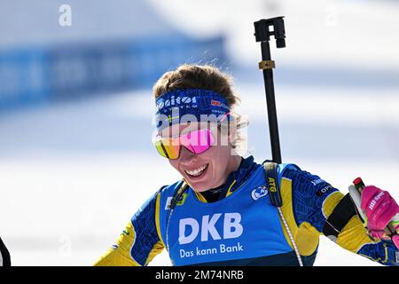 Elvira Oeberg aus Schweden wurde während des 10 km langen Frauenrennen bei der BMW IBU Biathlon Weltmeisterschaft in Pokljuka in Aktion gesehen. Stockfoto