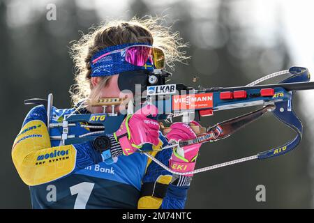 Elvira Oeberg aus Schweden wurde während des 10 km langen Frauenrennen bei der BMW IBU Biathlon Weltmeisterschaft in Pokljuka in Aktion gesehen. Stockfoto