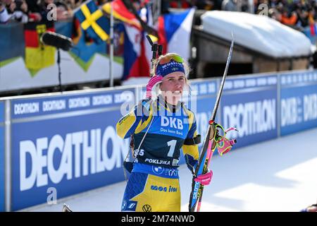 Elvira Oeberg aus Schweden wurde während des 10 km langen Frauenrennen bei der BMW IBU Biathlon Weltmeisterschaft in Pokljuka in Aktion gesehen. Stockfoto