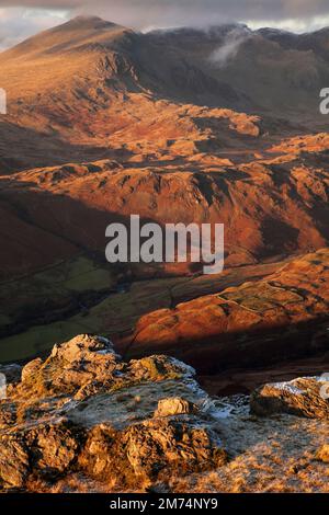 Das Scafell Pike-Massiv vom Gipfel von Harter Fell aus gesehen, Stockfoto