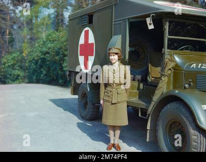 ENGLAND, Großbritannien - April 1945 - HRH Prinzessin Elizabeth im Auxiliary Territorial Service irgendwo in Südengland im April 1945. Prinzessin Elizabeth Stockfoto