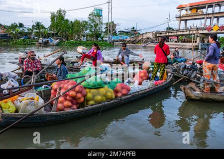 Can Tho, Vietnam - 4. Januar 2023: Obst- und Gemüsehändler auf dem schwimmenden Markt von Phong Dien im Mekong River Delta in Can Tho, Vietnam. Stockfoto