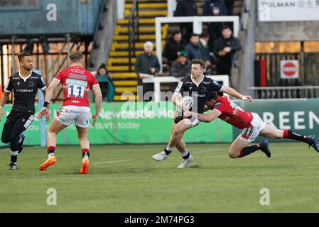 Newcastle, Großbritannien. 07. Januar 2023. Adam Radwan von Newcastle Falcons. Sucht Unterstützung von Elliott Obatoyinbo während des Gallagher Premiership-Spiels zwischen Newcastle Falcons und Leicester Tigers am Samstag, den 7. Januar 2023 im Kingston Park, Newcastle. (Kredit: Chris Lishman | MI News)L Kredit: MI News & Sport /Alamy Live News Stockfoto