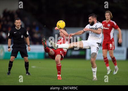 Danny Newton von Boreham Wood und Liam Coyle von Accrington Stanley (links) kämpfen beim dritten Spiel des Emirates FA Cup im LV Bet Stadium Meadow Park, Borehamwood, um den Ball. Foto: Samstag, 7. Januar 2023. Stockfoto