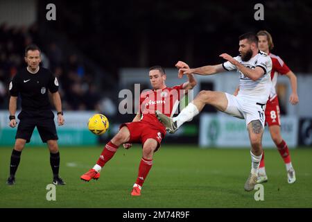 Danny Newton von Boreham Wood und Liam Coyle von Accrington Stanley (links) kämpfen beim dritten Spiel des Emirates FA Cup im LV Bet Stadium Meadow Park, Borehamwood, um den Ball. Foto: Samstag, 7. Januar 2023. Stockfoto