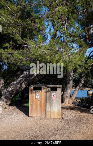 Holzmüll, Müll für Müll, aus Holz mit Informationsschild auf Französisch Stockfoto