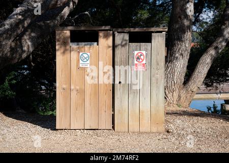 Holzmüll, Müll für Müll, aus Holz mit Informationsschild auf Französisch Stockfoto