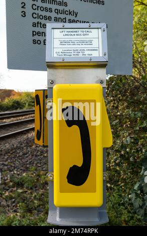 Network Rail Telefon am Bahnübergang, Green Lane Cherry Willingham Lincoln 2022 Stockfoto