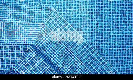 Das Licht, das auf der Oberseite der Wasseroberfläche des Pools reflektiert wurde, war unten mit blauen Mosaikfliesen ausgekleidet. Das Wasser wellt sich auf der Rückseite des blau gefliesten Schwimmbads Stockfoto