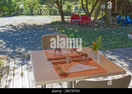 Romantisch gedeckter Tisch für zwei auf der Gartenterrasse Stockfoto