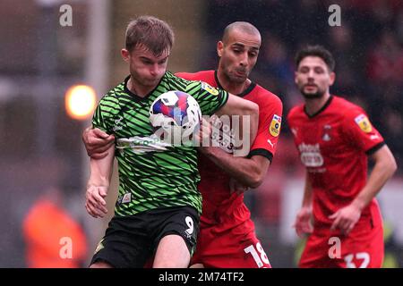 George Miller (links) von Doncaster Rovers und Theo Archibald von Leyton Orient kämpfen während des Spiels Sky Bet League One im Breyer Group Stadium in London um den Ball. Foto: Samstag, 7. Januar 2023. Stockfoto