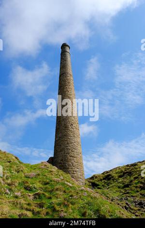 Ein Schornstein aus einer stillgelegten Zinnmine in Botallack, einem Weltkulturerbe, Cornwall, Großbritannien - John Gollop Stockfoto