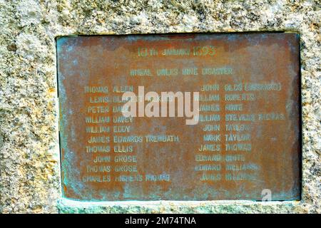 Kupferplakette zum Gedenken an die Katastrophe der Wheale Eulen, die die Männer, die umkamen, zum Weltkulturerbe erklärt, Botallack, Cornwall, Großbritannien - John Gollop Stockfoto