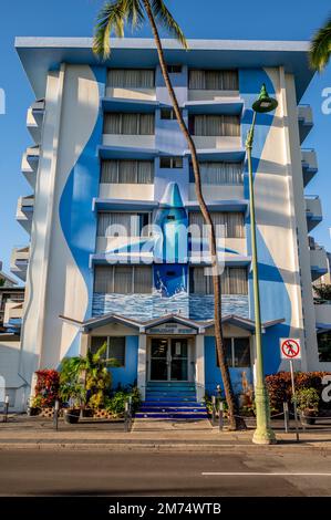 Honolulu, Hawaii - 26. Dezember 2022: Künstlerisches Äußeres eines Apartmentgebäudes in Waikiki, blau gestrichen. Stockfoto