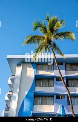 Honolulu, Hawaii - 26. Dezember 2022: Künstlerisches Äußeres eines Apartmentgebäudes in Waikiki, blau gestrichen. Stockfoto