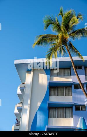 Honolulu, Hawaii - 26. Dezember 2022: Künstlerisches Äußeres eines Apartmentgebäudes in Waikiki, blau gestrichen. Stockfoto