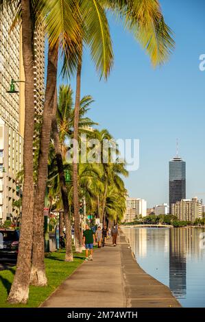 Honolulu, Hawaii - 26. Dezember 2022: Blick auf den Ala Wai Kanal, der das Stadtviertel Honolulu von Waikiki umgibt. Stockfoto