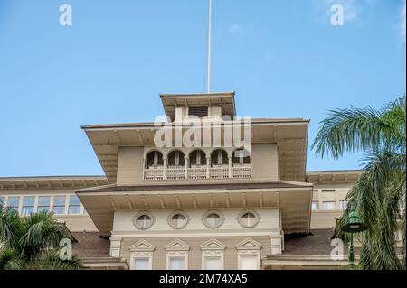 Honolulu, Hawaii - 27. Dezember 2022: Fassade von Westins berühmtem Moana Surfrider Hotel in Waikiki. Stockfoto