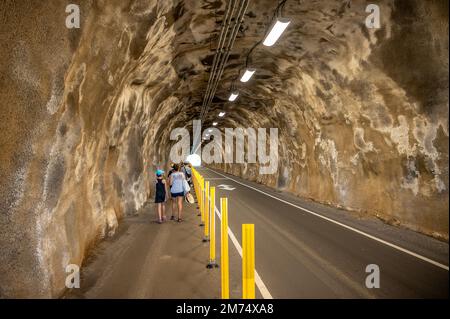 Honolulu, Hawaii - 27. Dezember 2022: Touristen, die durch den Tunnel zum Ausgangspunkt der Wanderung Diamond Head laufen. Stockfoto