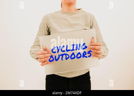 Handgeschriebenes Schild Radfahren im Freien. Geschäftsidee Sport oder Fahrrad- oder Renntechnik Stockfoto