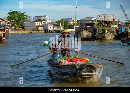 Can Tho, Vietnam - 4. Januar 2023: Obst- und Gemüsehändler auf dem schwimmenden Markt von Cai Rang im Mekong River Delta in Can Tho, Vietnam. Stockfoto