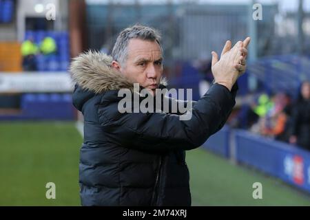 Birkenhead, Großbritannien. 07. Januar 2023. Micky Mellon, der Manager von Tranmere Rover, schaut zu. EFL Skybet Football League Two Match, Tranmere Rovers gegen Sutton Utd in Prenton Park, Birkenhead, Wirral am Samstag, den 7. Januar 2023. Dieses Bild darf nur zu redaktionellen Zwecken verwendet werden. Nur redaktionelle Verwendung, Lizenz für kommerzielle Verwendung erforderlich. Keine Verwendung bei Wetten, Spielen oder Veröffentlichungen von Clubs/Ligen/Spielern. Bild von Chris Stading/Andrew Orchard Sportfotografie/Alamy Live News Credit: Andrew Orchard Sportfotografie/Alamy Live News Stockfoto