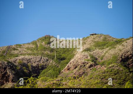 Touristen am Aussichtspunkt Diamond Head Vulcano Krater am Diamond Head State Monument. Stockfoto