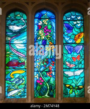 John Piper Buntglasfenster zum Gedenken an Sir John Betjeman in der All Saints Parish Church in Farnborough, West Berkshire, England Stockfoto