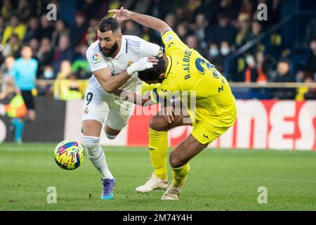 Villarreal, Spanien, 7. Januar 2023. Karim Benzema von Real Madrid (L) und Villarreals Raul Albiol Während des spanischen Spiels La Liga zwischen Villarreal CF und Real Madrid im Stadion La Ceramica. Foto: Jose Miguel Fernandez /Alamy Live News ) Kredit: Jose Miguel Fernandez/Alamy Live News Stockfoto