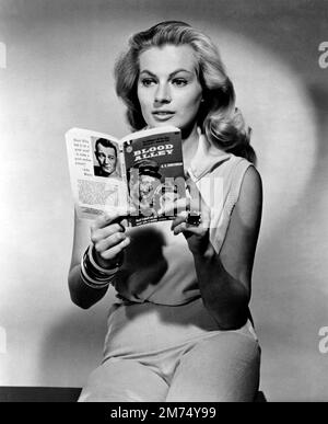 ANITA EKBERG in DER BLUTGASSE (1955), Regie William A. WELLMAN. Kredit: WARNER BROTHERS / Album Stockfoto