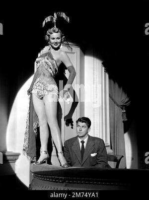 VIRGINIA MAYO UND RONALD REAGAN IN SHE'S WORKING UP THROUGH COLLEGE (1952) UNTER DER LEITUNG VON H. BRUCE HUMBERSTONE. Kredit: WARNER BROTHERS / Album Stockfoto