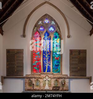 Buntglasfenster, entworfen von John Piper in St. Bartholomew's Church in Nettlebed Village, Oxfordshire, England, Großbritannien. Das Ostfenster. Stockfoto