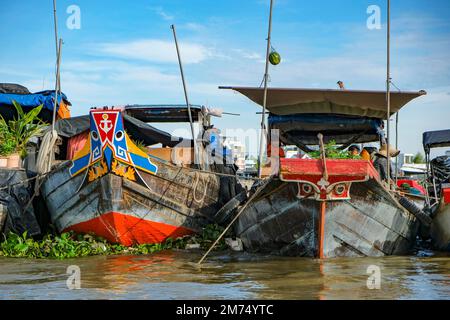 Can Tho, Vietnam - 4. Januar 2023: Obst- und Gemüsehändler auf dem schwimmenden Markt von Cai Rang im Mekong River Delta in Can Tho, Vietnam. Stockfoto
