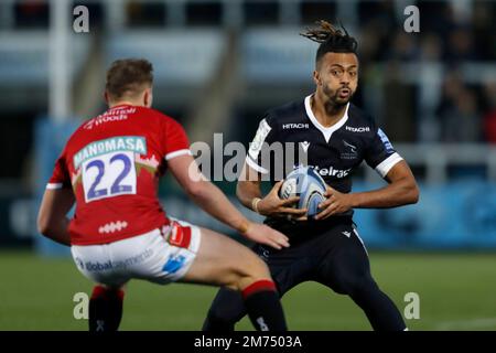 Newcastle Falcons' Elliott Obatoyinbo (rechts) in Aktion beim Gallagher Premiership Match im Kingston Park Stadium, Newcastle upon Tyne. Foto: Samstag, 7. Januar 2023. Stockfoto