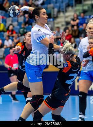 Chomutov, Tschechische Republik. 07. Januar 2023. Von links Maria Alicia Gogirla von CSM Bukarest und Lucia Mikulcik von DHK Banik Most in Aktion während der Runde der Women's Handball Champions League 10. Ein Gruppenspiel: Most vs CSM Bukarest in Chomutov, Tschechische Republik, 7. Januar 2023. Kredit: Ondrej Hajek/CTK Photo/Alamy Live News Stockfoto