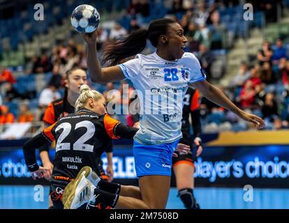 Chomutov, Tschechische Republik. 07. Januar 2023. Von links Lucia Mikulcik von DHK Banik Most und Siraba Dembele Pavlovic von CSM Bukarest in Aktion während der 10. Runde der Women's Handball Champions League Ein Gruppenspiel: Most vs CSM Bukarest in Chomutov, Tschechische Republik, 7. Januar 2023. Kredit: Ondrej Hajek/CTK Photo/Alamy Live News Stockfoto