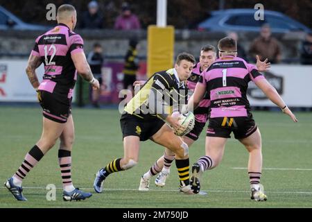 Melrose, Großbritannien. 07. Januar 2023. National League One, Rugby Action, 3.ird Place Melrose Rugby, zweiter Platz in der Liga Ayr RFC bei den Greenyards, Melrose am Samstag, den 07. Januar 2023 Donald Crawford ( Melrose Rugby ) mit dem Ball in der Hand, der versucht, den Herausforderungen der Ayr Verteidigung zu entgehen, während er Caleb Rae auf die Seite tritt ( Ayr RFC ) ( Kredit: Rob Gray/Alamy Live News Stockfoto