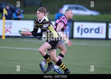 Melrose, Großbritannien. 07. Januar 2023. National League One, Rugby Action, 3.ird. Platz Melrose Rugby, zweiter Platz in der Liga Ayr RFC bei den Greenyards, Melrose am Samstag, den 07. Januar 2023, fängt Luke Townsend ( Melrose Rugby ) den Ball ab und schießt unter den Posts einen Versuch. Jamie Bova (Ayr RFC) sieht verblüfft aus, nachdem der lose Ball gesammelt wurde. ( Kredit: Rob Gray/Alamy Live News Stockfoto