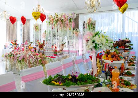 Dekorierter Bankettsaal bei der Hochzeit der ukrainischen Zigeuner Stockfoto