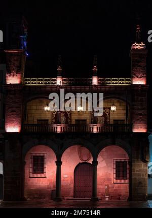 Plasencia, Spanien - 25. Dezember 2022: Nachtblick auf das Rathaus von Plasencia. Extremadura. Spanien. Stockfoto