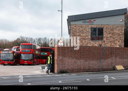 London, Großbritannien. 5. Januar 2023. Außer Betrieb befindliche Busse werden an einem Busdepot in Abellio geparkt. Busfahrer, die von der Abellio Transport Group Ltd. Beschäftigt und von der Gewerkschaft Unite vertreten werden, halten derzeit im Rahmen einer Reihe von Streiks über die Bezahlung, die im Januar geplant sind, einen Zweitagestreik ab. Kredit: Mark Kerrison/Alamy Live News Stockfoto