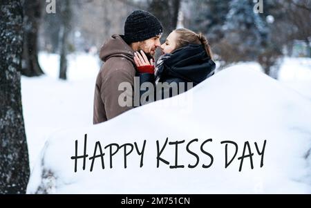 Happy-Kuss-Tag-Webbanner. Küsstag, 13. Februar, goldener Tag in der Valentinswoche. Drücken Sie Liebe für geliebte Menschen aus. Ein junges Paar, das sich küsst Stockfoto