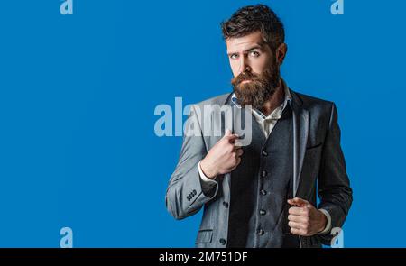 Mann im Anzug. Männlicher Bart und Schnurrbart. Eleganter Mann im Business-Anzug. Männlich im Smoking. Eleganter, hübscher Mann im Anzug. Gutaussehender bärtiger Geschäftsmann in Cla Stockfoto