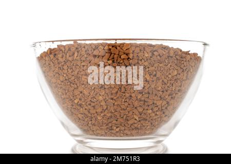Aromatischer Instantkaffee auf einer Glasplatte, Makro, isoliert auf weißem Hintergrund. Stockfoto